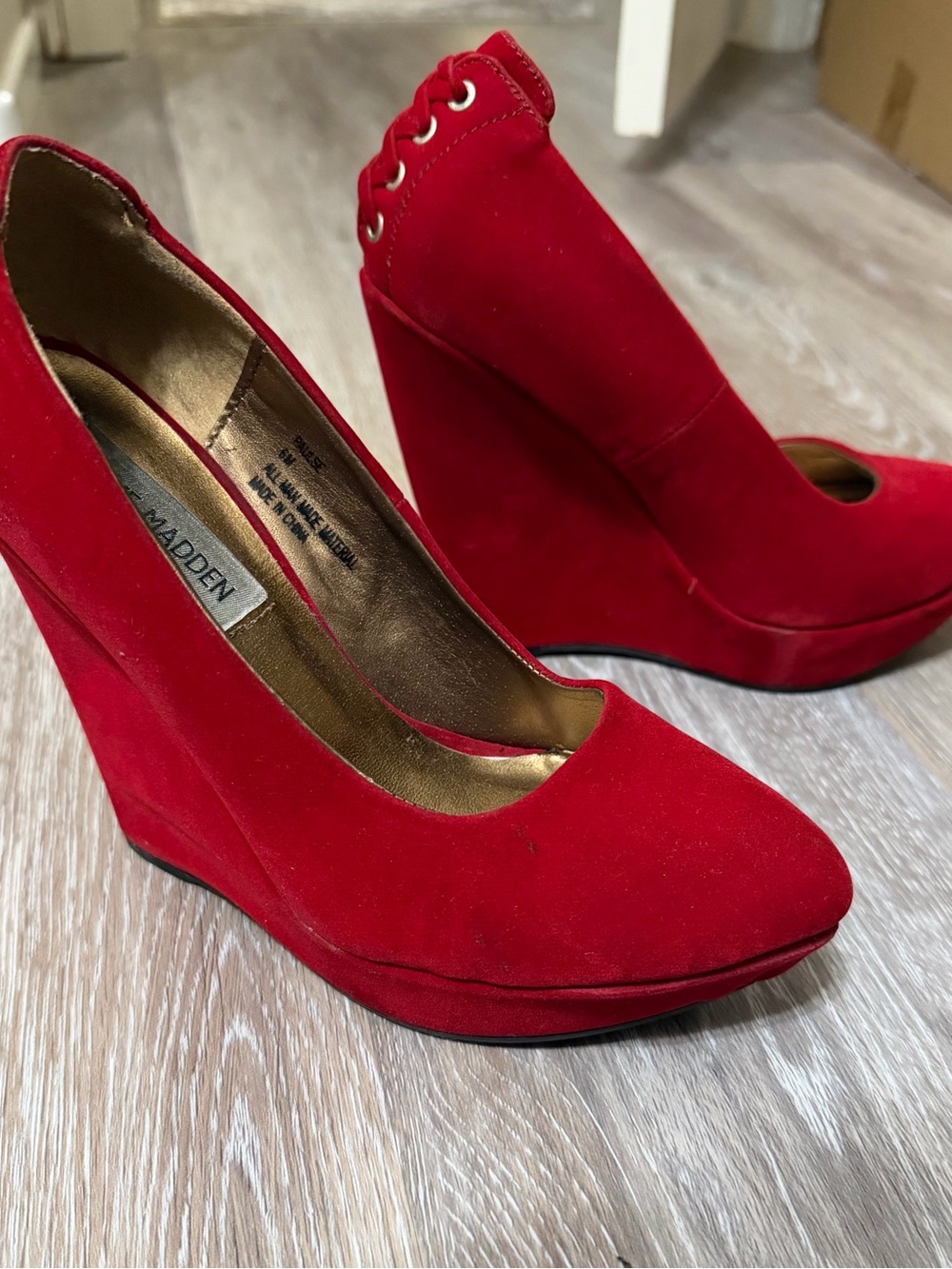 Steve Madden Women’s Red Suede Platform Pump  Heel S6 Crossover Back